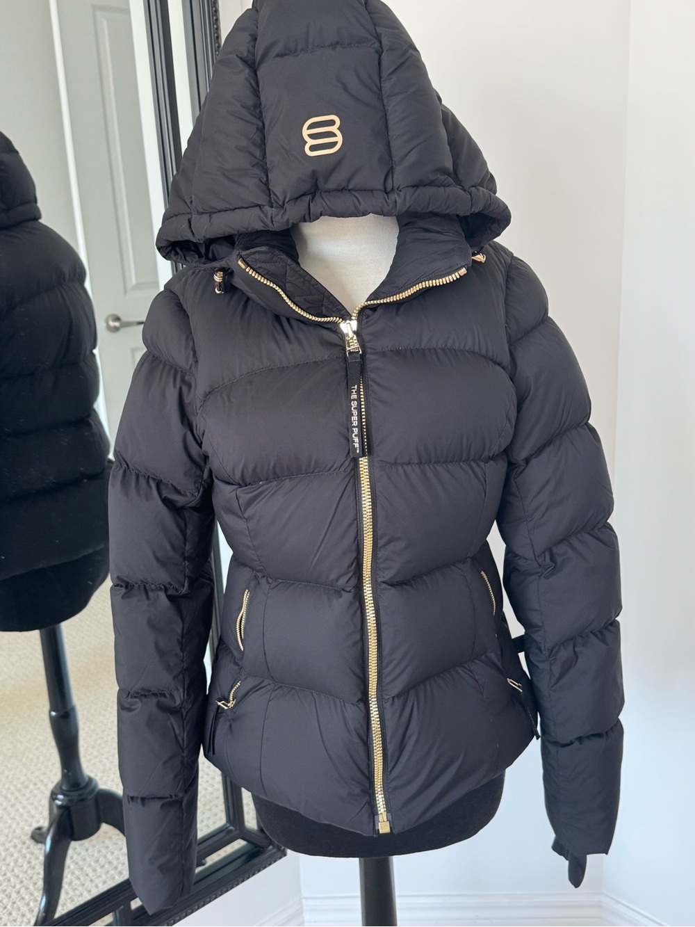 Aritzia Supersnug Super Puff size small gold zipper euc small
